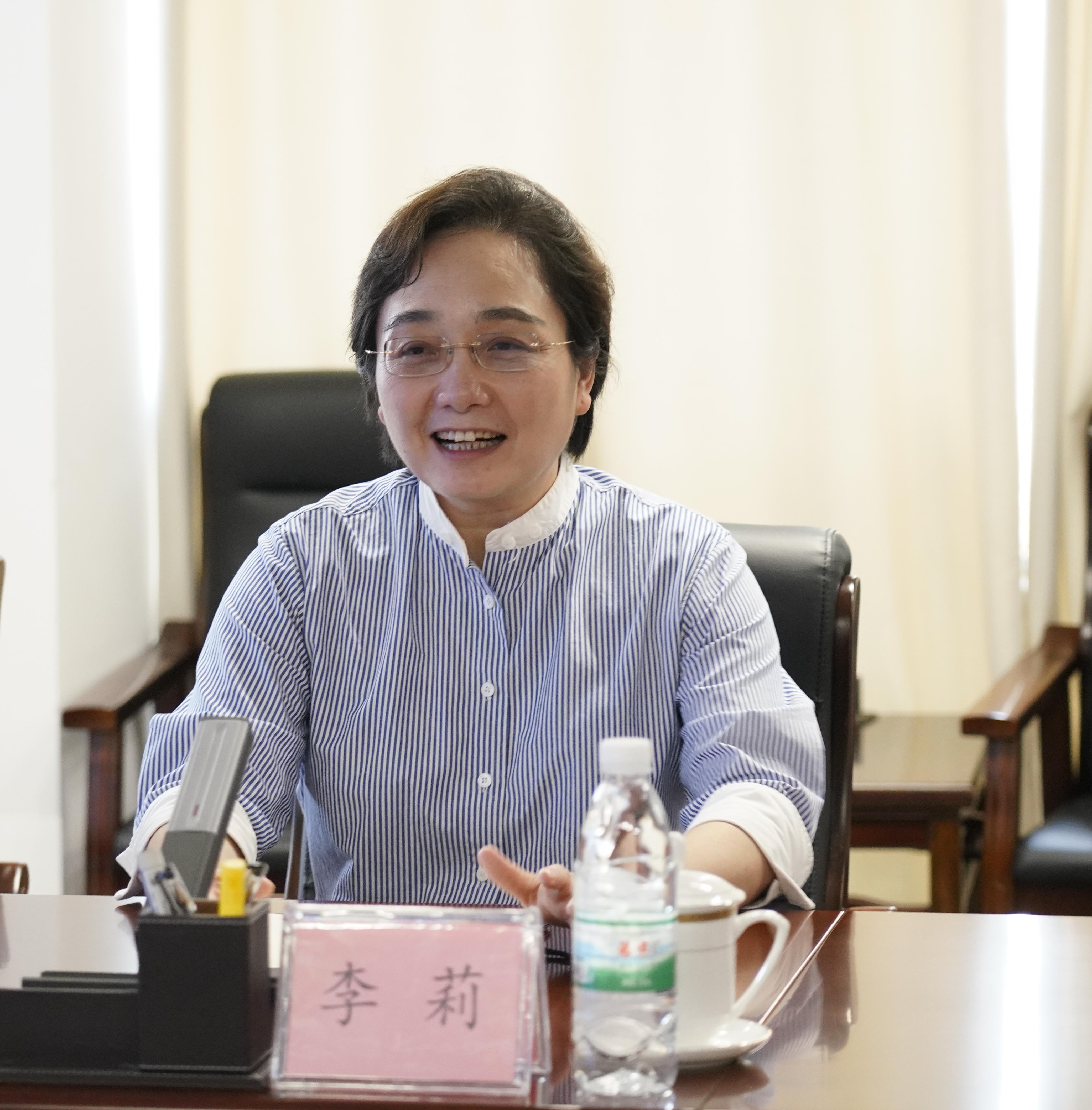 李莉.jpg 李莉.jpg